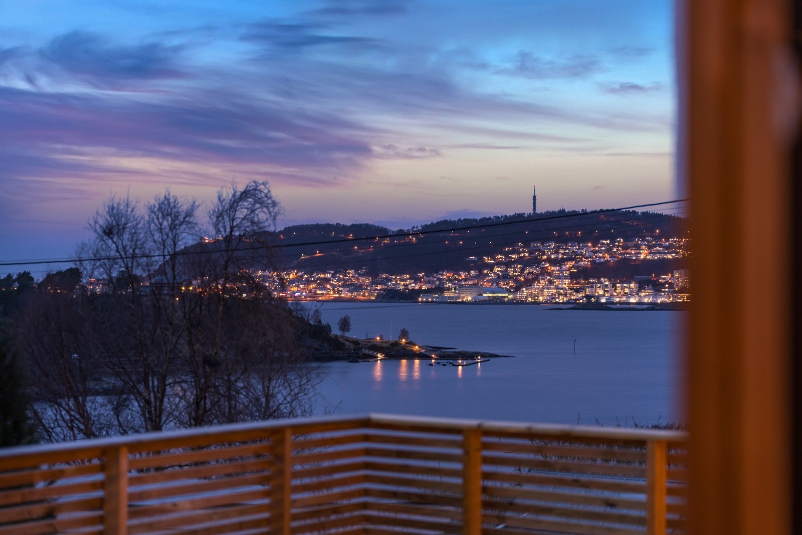 Utsikt mot Ålesund på kveldstid. Galleribilde