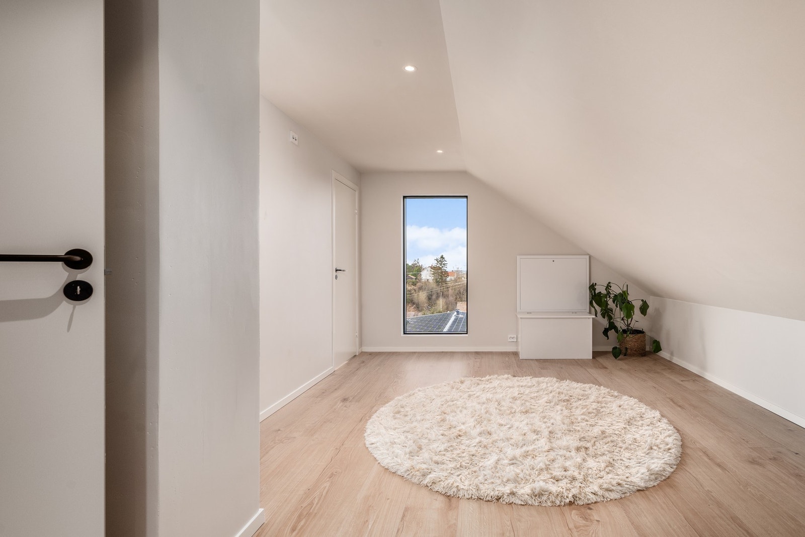 Loftstue med klesluke ned til vaskerommet. Galleribilde