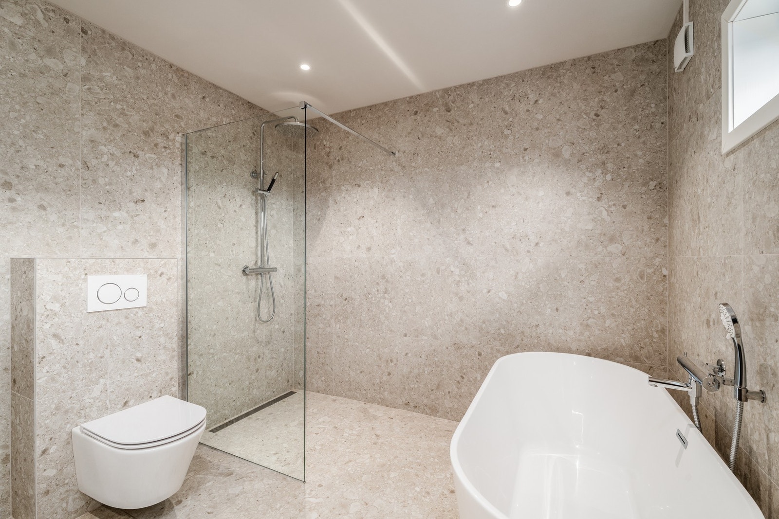 Badet er utstyrt med vannbåren varme, dusj og badekar. Galleribilde