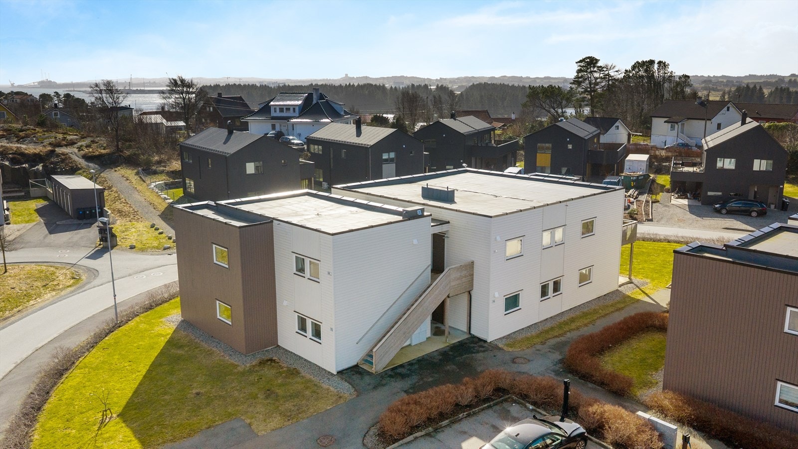 Elbillader med Norgespris på parkeringsplassen Galleribilde