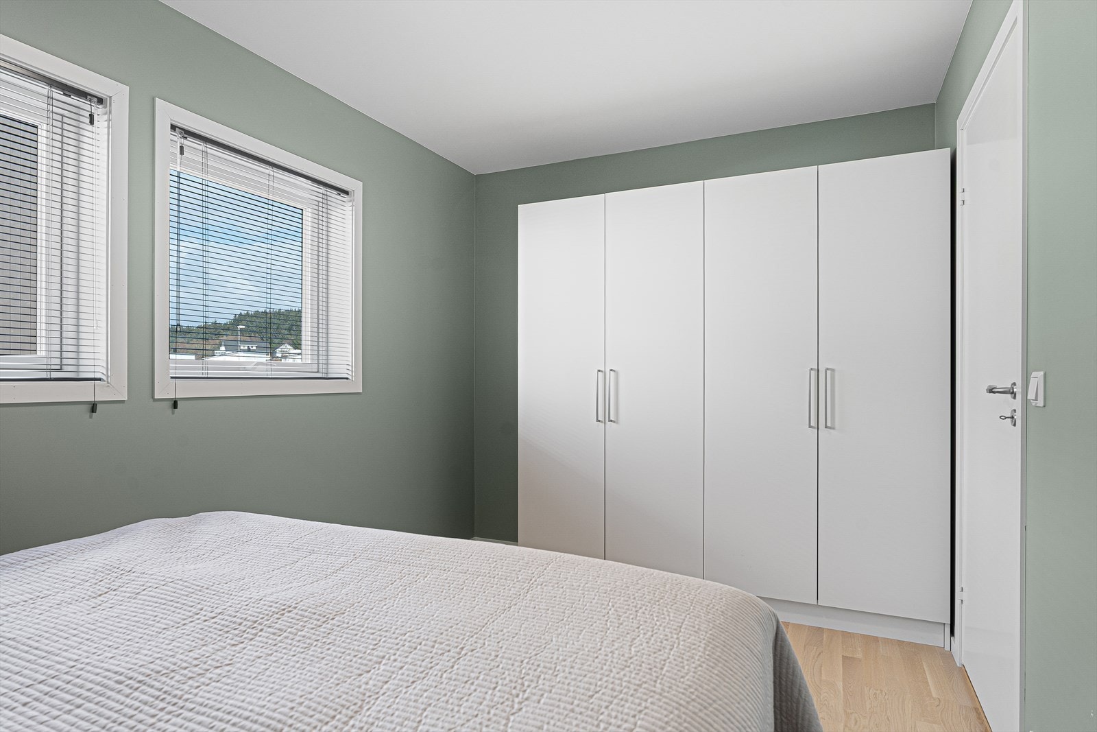 Garderobeskap med god plass til oppbevaring av klær medfølger salget Galleribilde