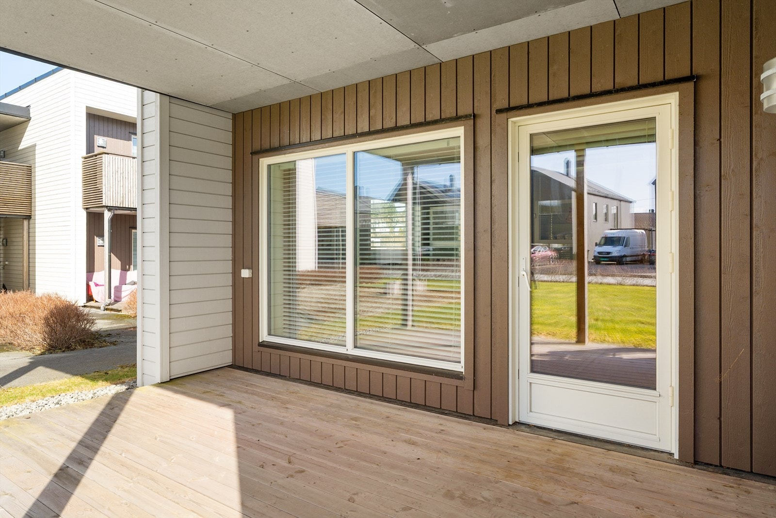 Herlig overbygget terrasse med gode solforhold Galleribilde