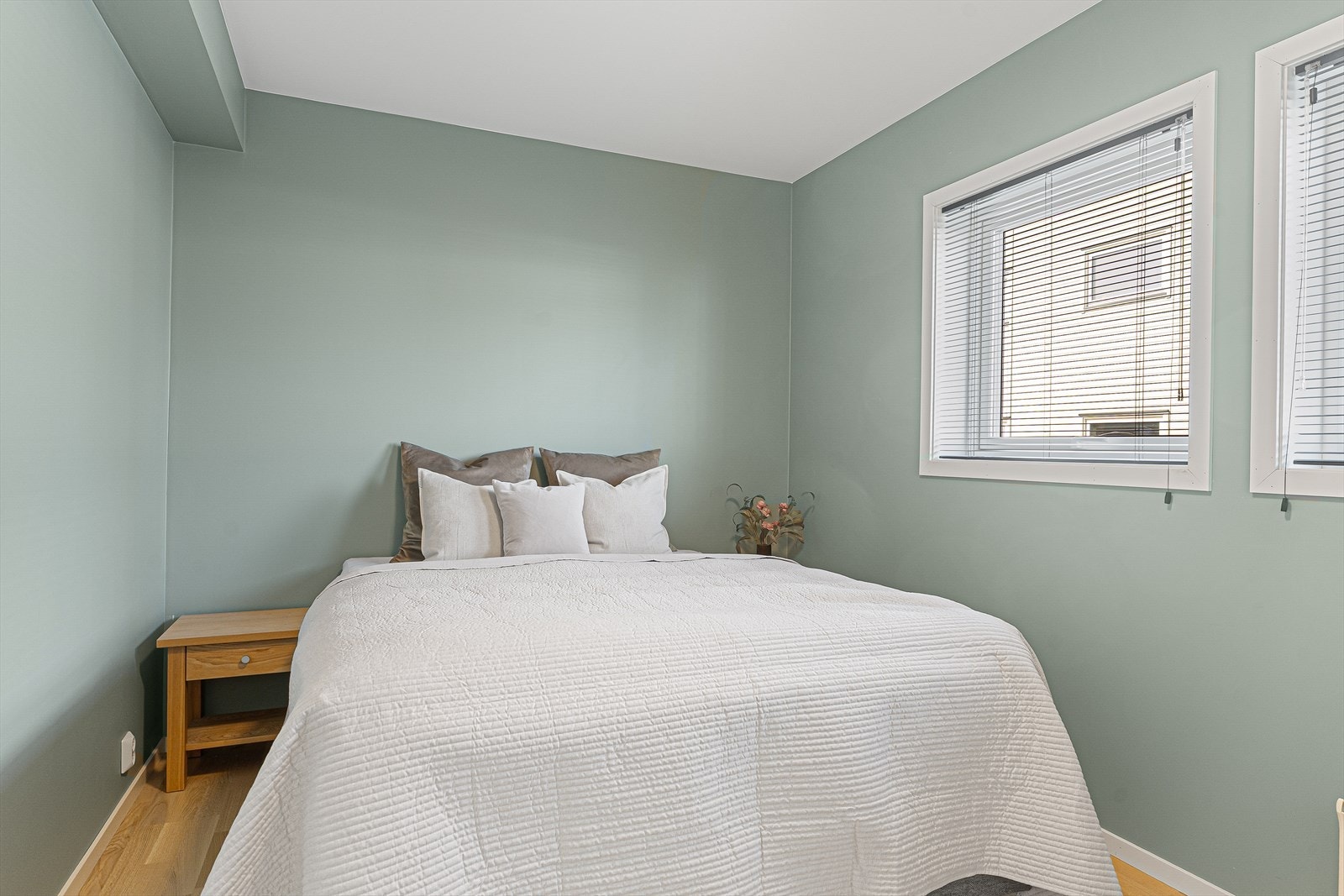 Hovedsoverom med god plass til dobbelseng og tilhørende nattbord Galleribilde