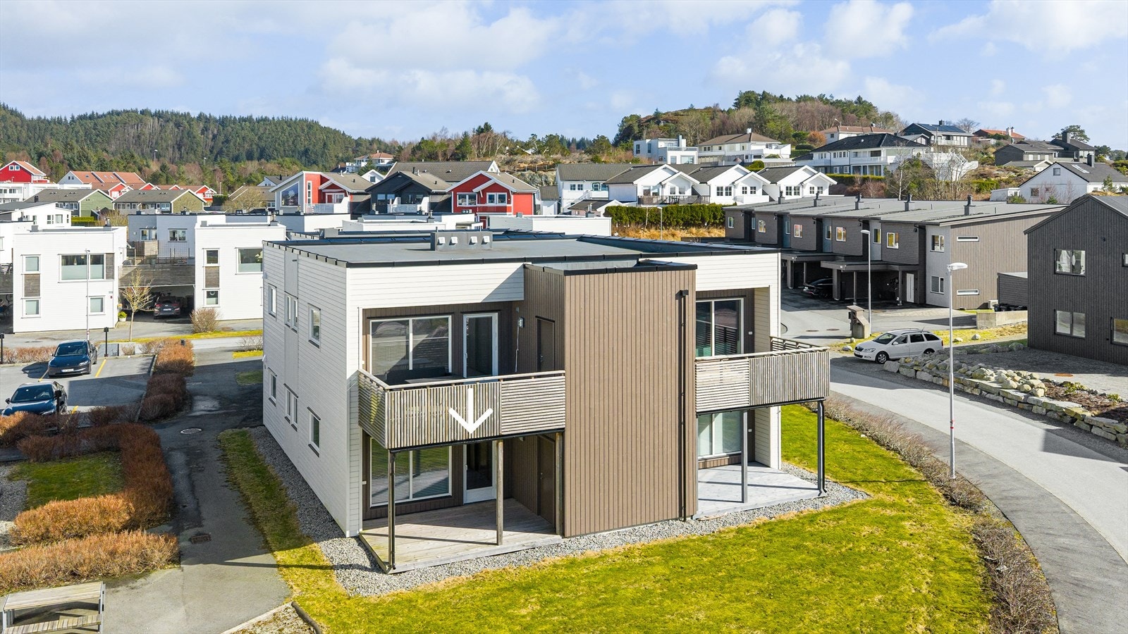 Utgang til sørvendt balkong med egen bod og gode solforhold Galleribilde