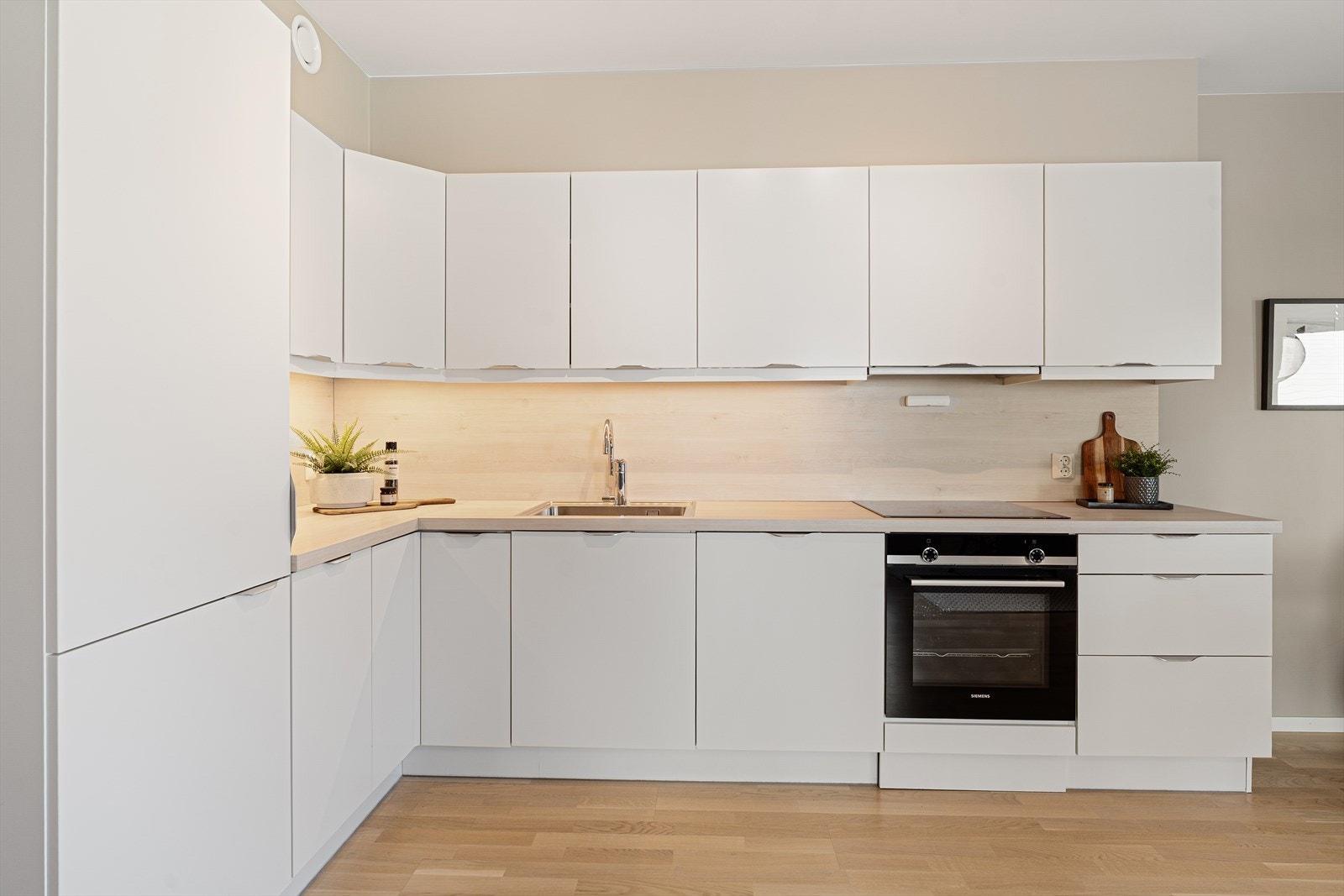 Integrerte hvitevarer medfølger salget - Koketopp, stekeovn, oppvaskmaskin og kjøl/frys Galleribilde