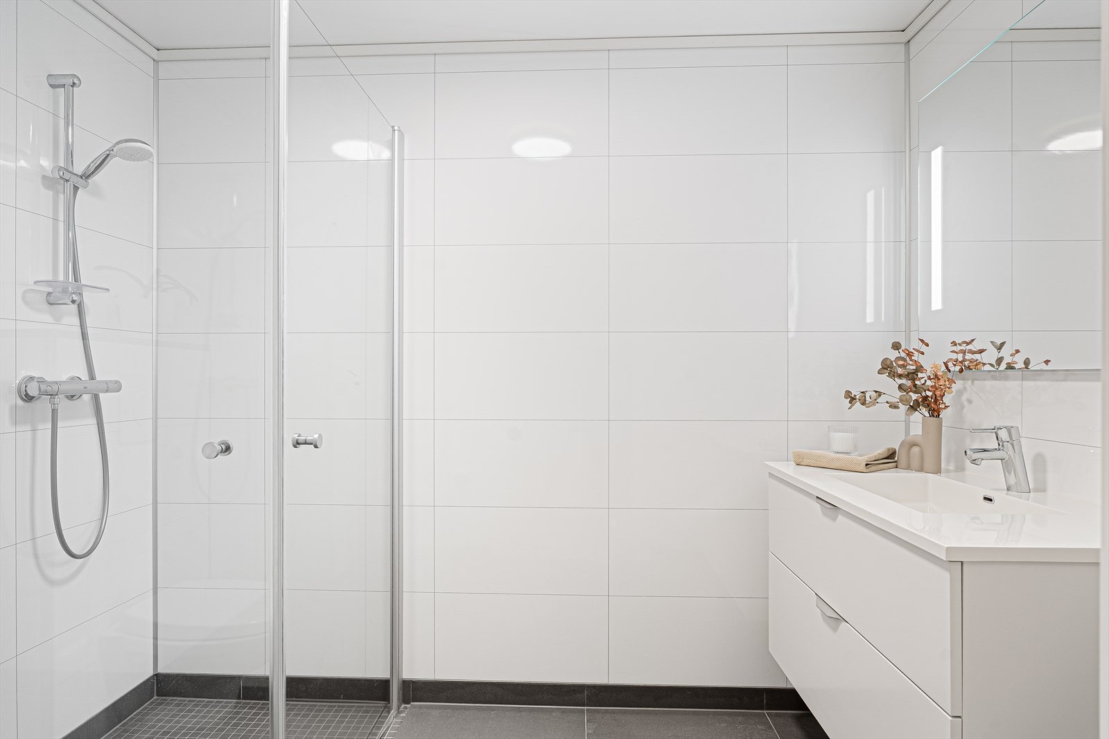 Pent bad med flislagt gulv med varmekabler Galleribilde