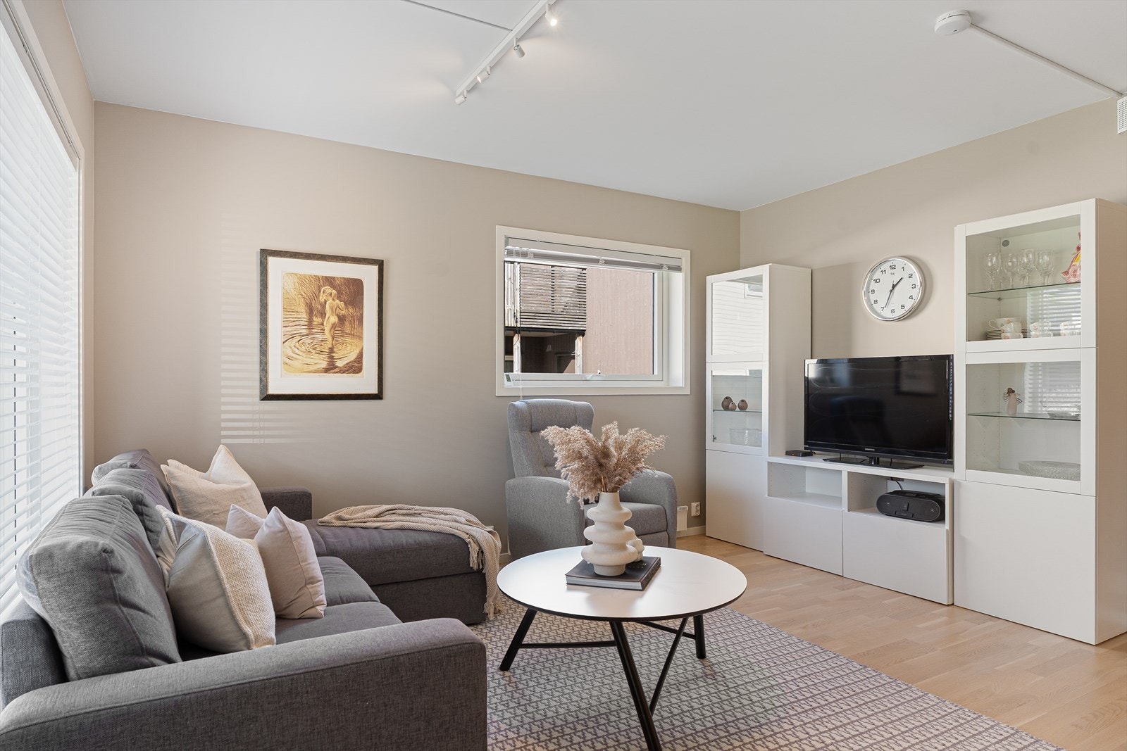 Gode møbleringsmuligheter med plass til sofagruppe og spisebord Galleribilde