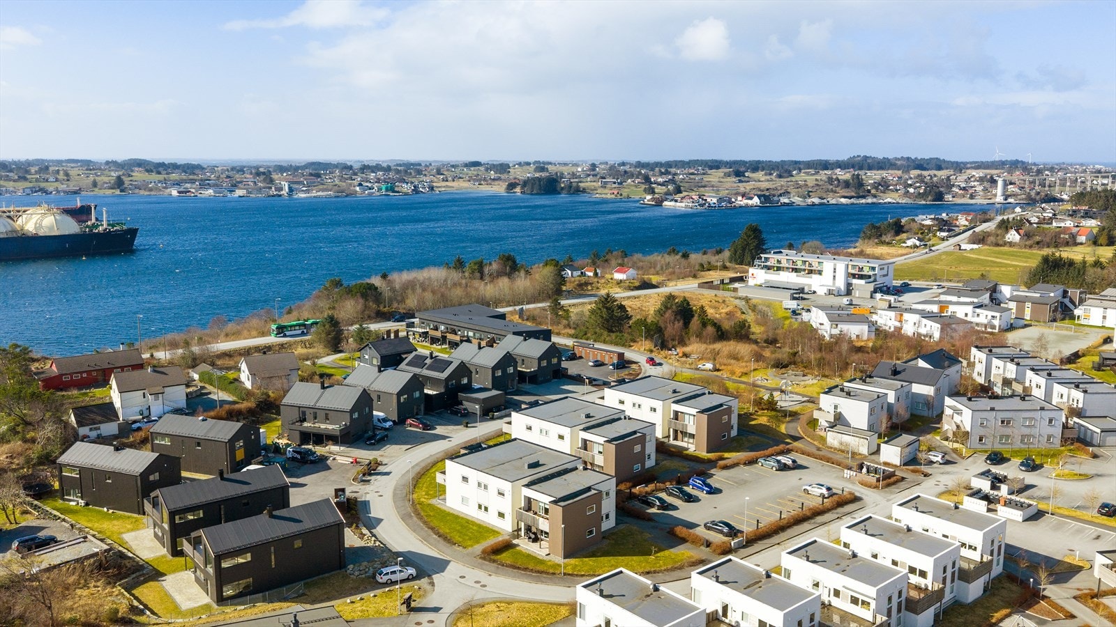 Veletablert og barnevennlig nabolag med gangavstand til skole, barnehage og butikk Galleribilde