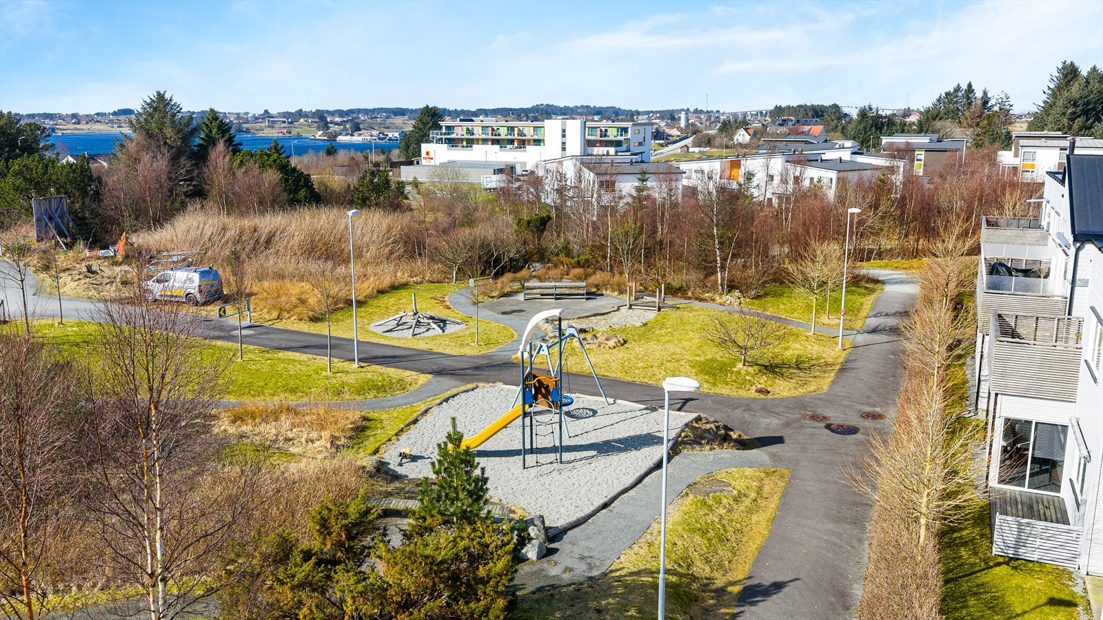 Barnevennlig nabolag med lekeplass, skole og barnehage i gangavstand fra boligen Galleribilde