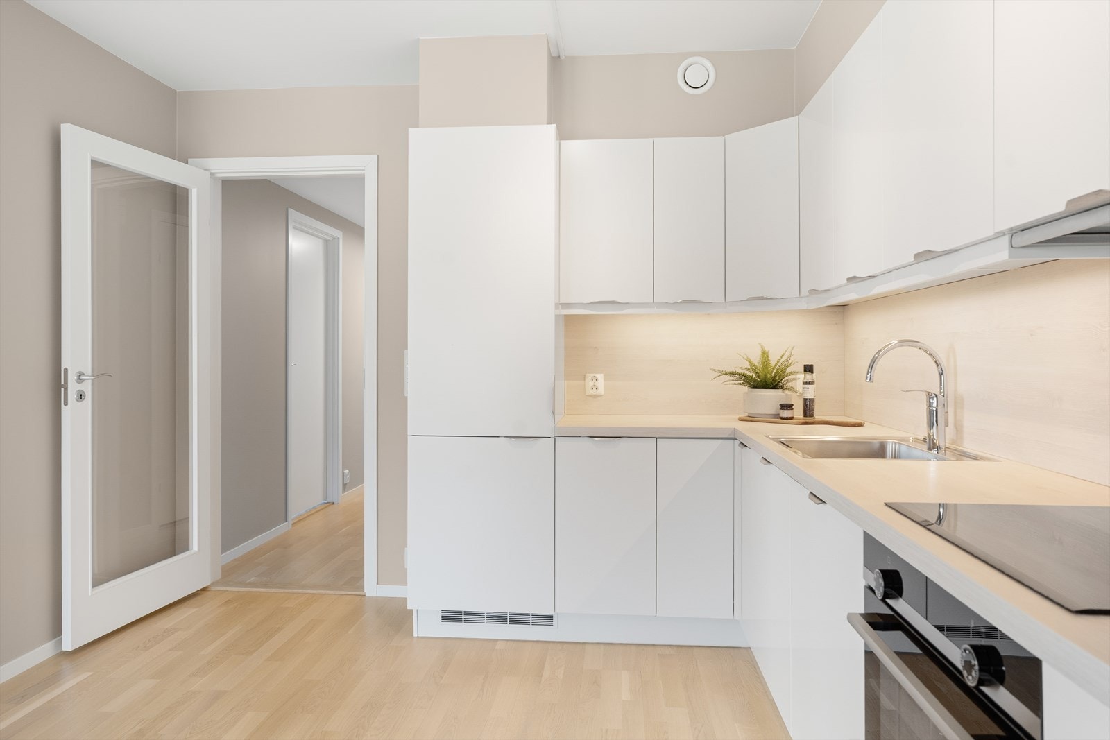 Pent og tidløst kjøkken med god skap- og benkeplass Galleribilde