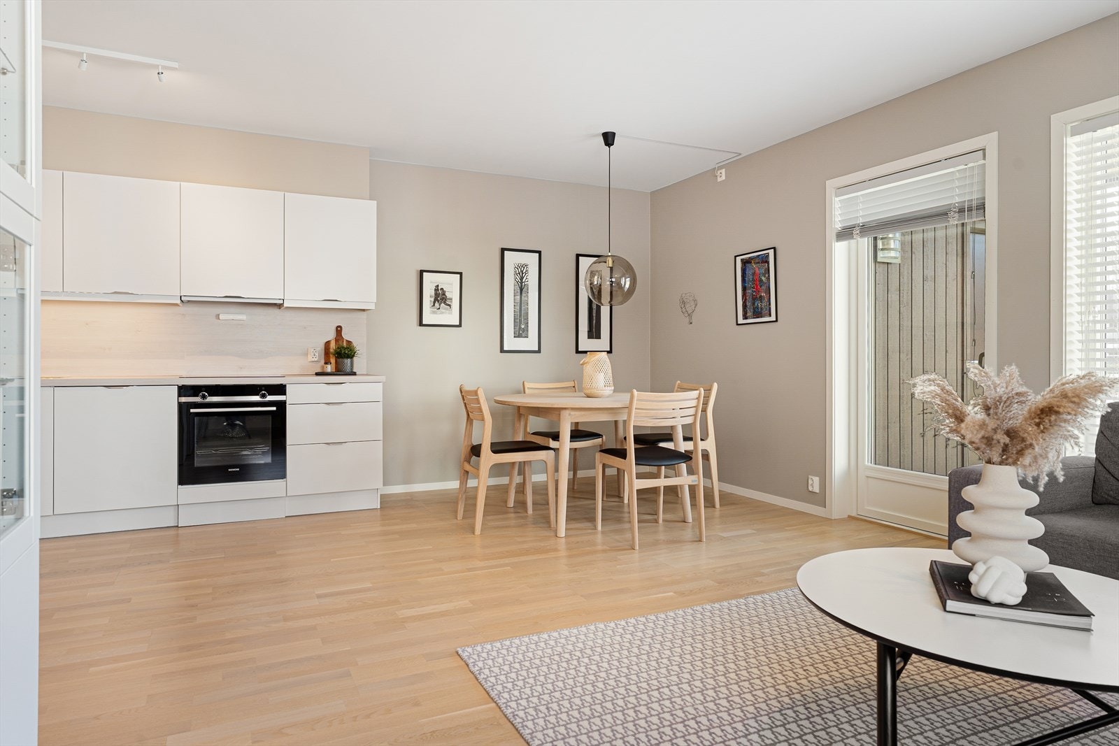 Leiligheten er tidsriktig og flott innredet med behagelig fargevalg og parkettgulv Galleribilde