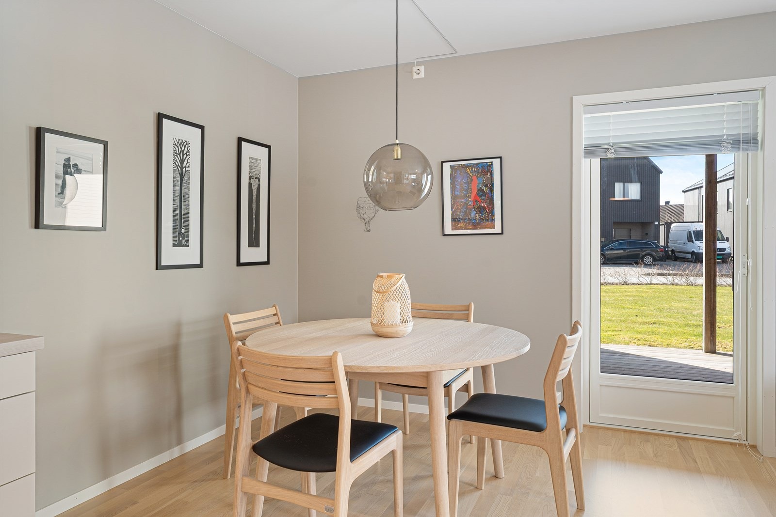 Utgang til sørvendt terrasse fra stue/kjøkken Galleribilde