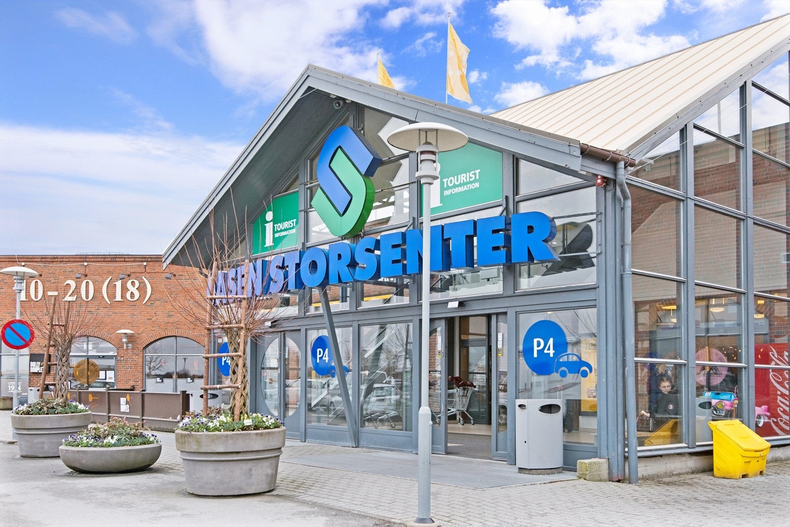 Kort vei til Oasen storsenter med et rikt utvalg av butikker Galleribilde