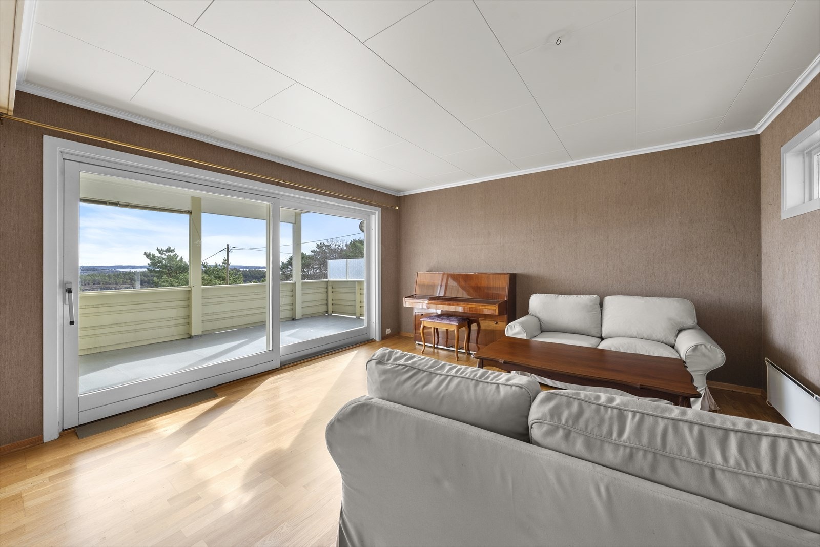 Stor skyvedør ut til overbygget veranda Galleribilde