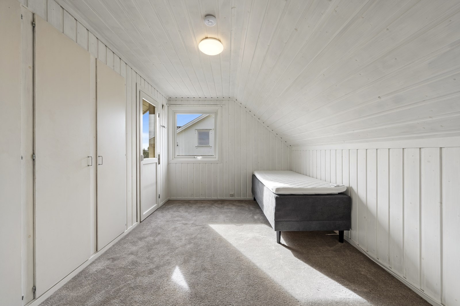 Soverom med stort skap/lagringsplass mot knevegg samt luftebalkong Galleribilde