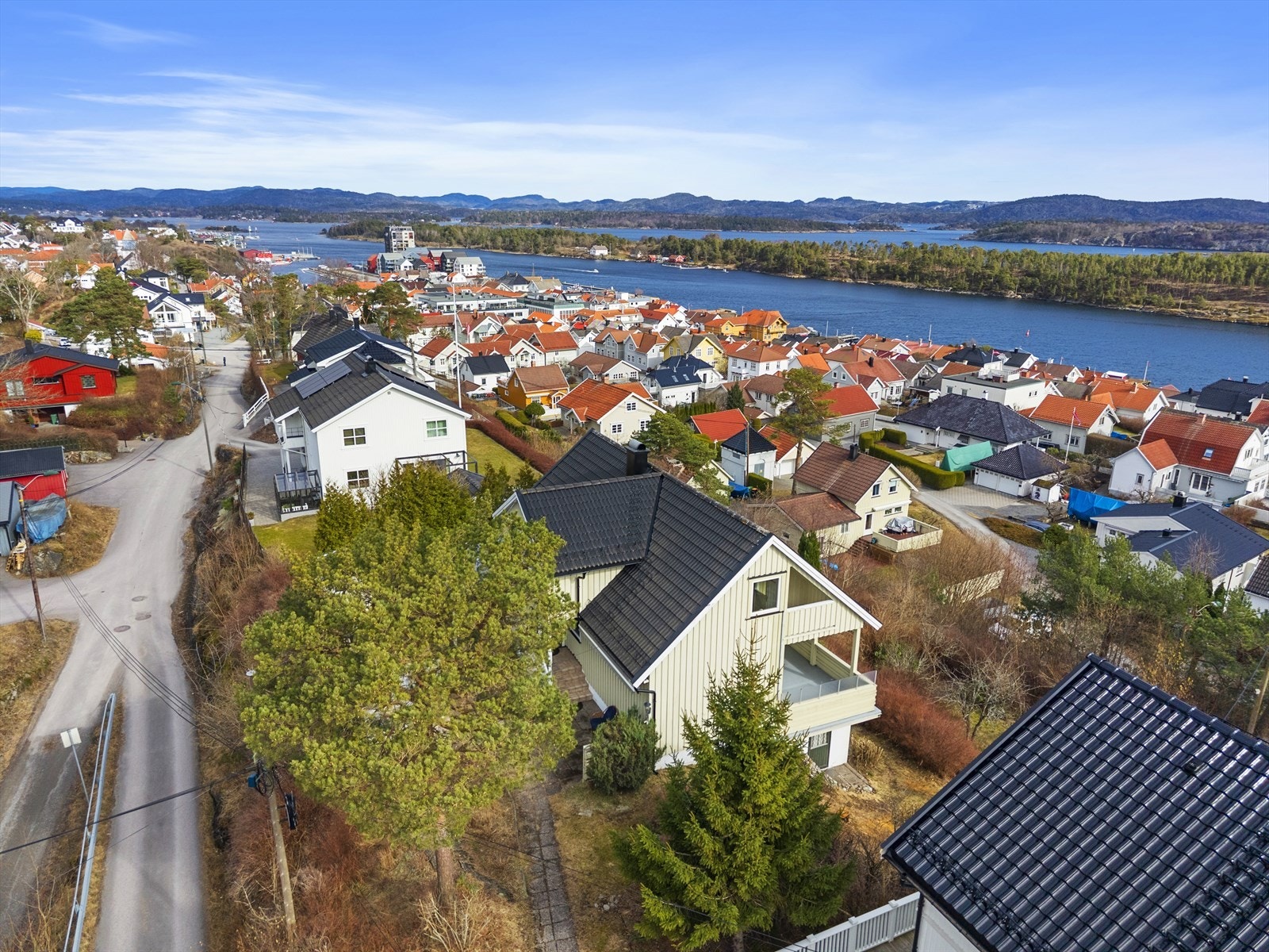 Boligen ligger høyt og fritt, med nydelig utsikt utover Langesund, sjøen mot Langøya og oppover mot Lifjell. Galleribilde