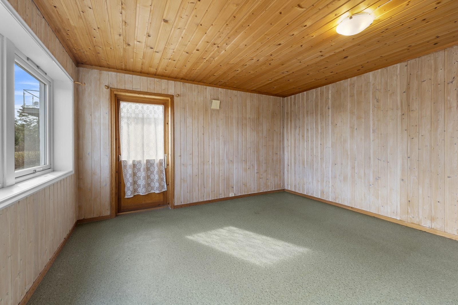 To store rom innerst i etasjen (del av tilbygg i 1980) er tegnet inn som et stort arbeidsrom. Galleribilde