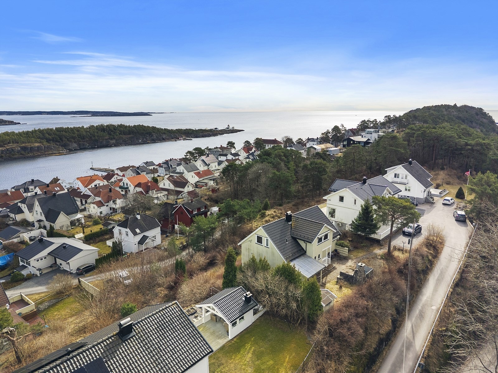Det er kort spasertur til Steinvika med badeplasser, for øvrig gangavstand til Langesund sentrum, dagligvare, gode bussforbindelser. Galleribilde