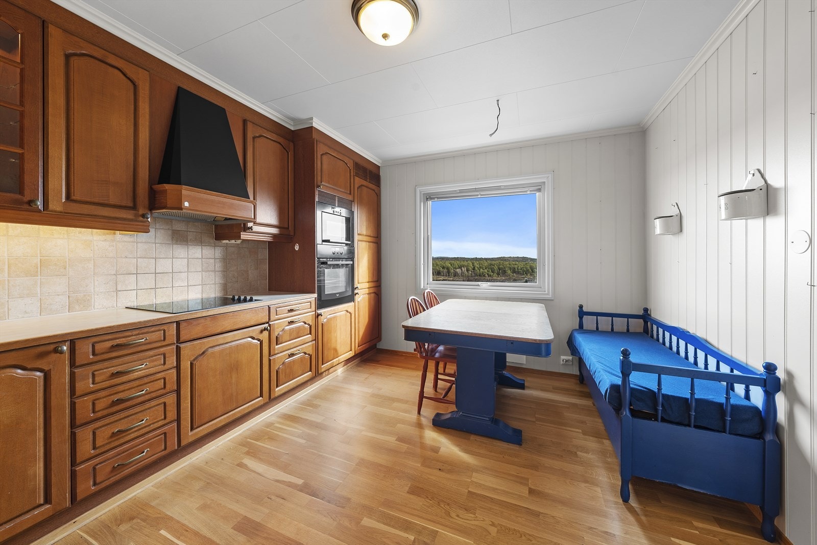 Her er det god plass til kjøkkenbord ved vindu med sjøutsikt. Galleribilde