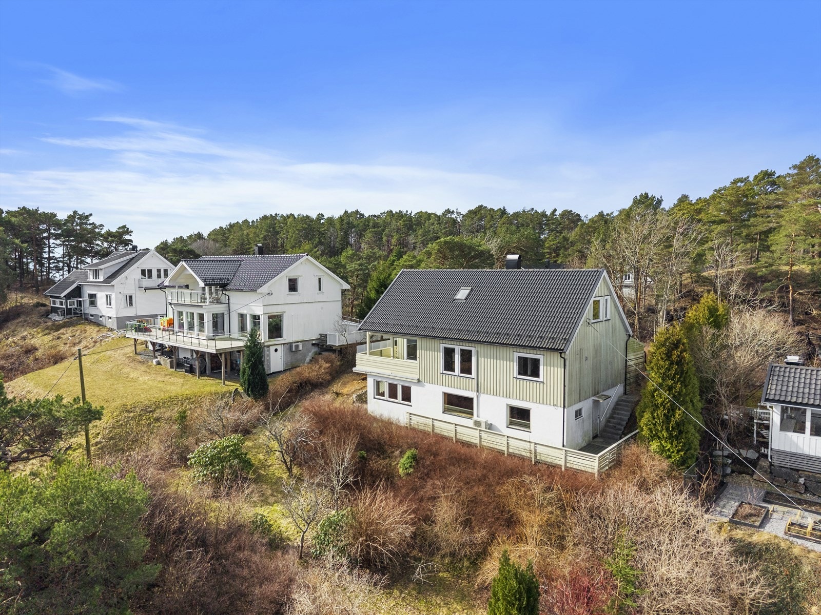 Boligen har gjennomgående standard fra 1980-tallet (med unntak av tak fra 2014) med behov for modernisering, men mulighet for å skape sin egen drømmebolig! Galleribilde