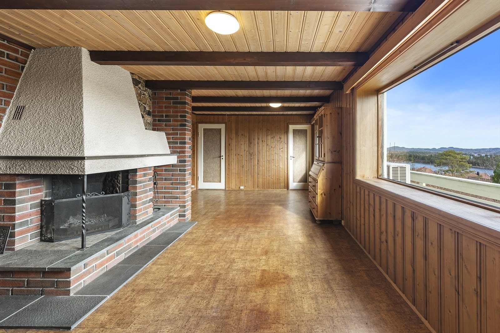 Kjellerstue med peis og varmekabler i gulv Galleribilde