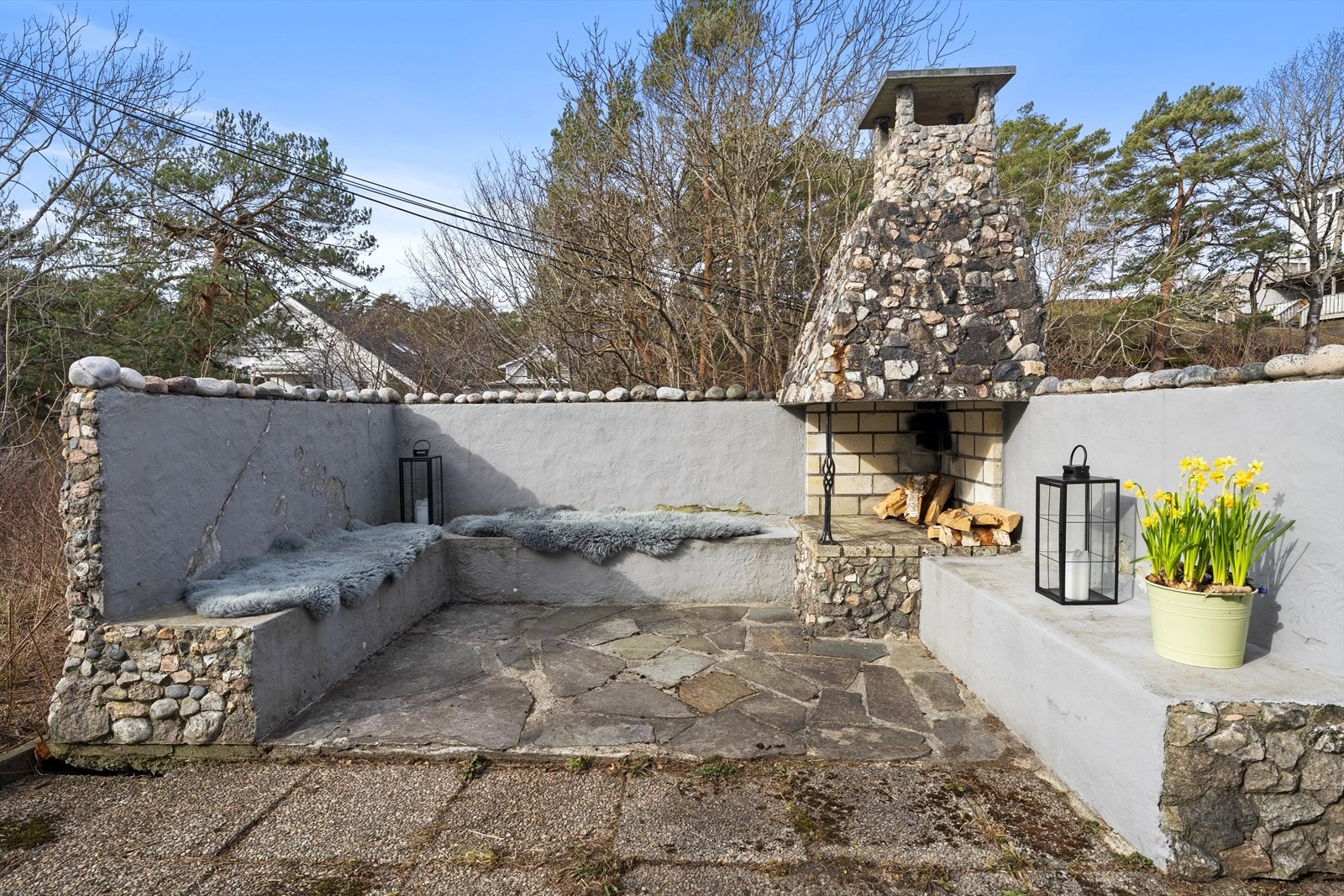 Tomten har stiplede tomtegrenser på tre sider, som indikerer usikre grenser. Det gjøres oppmerksom på at uteplass med peis og utebod/lekestue samt parkeringsareal ligger utenfor tomtegrense på kommunal eiendom. Galleribilde