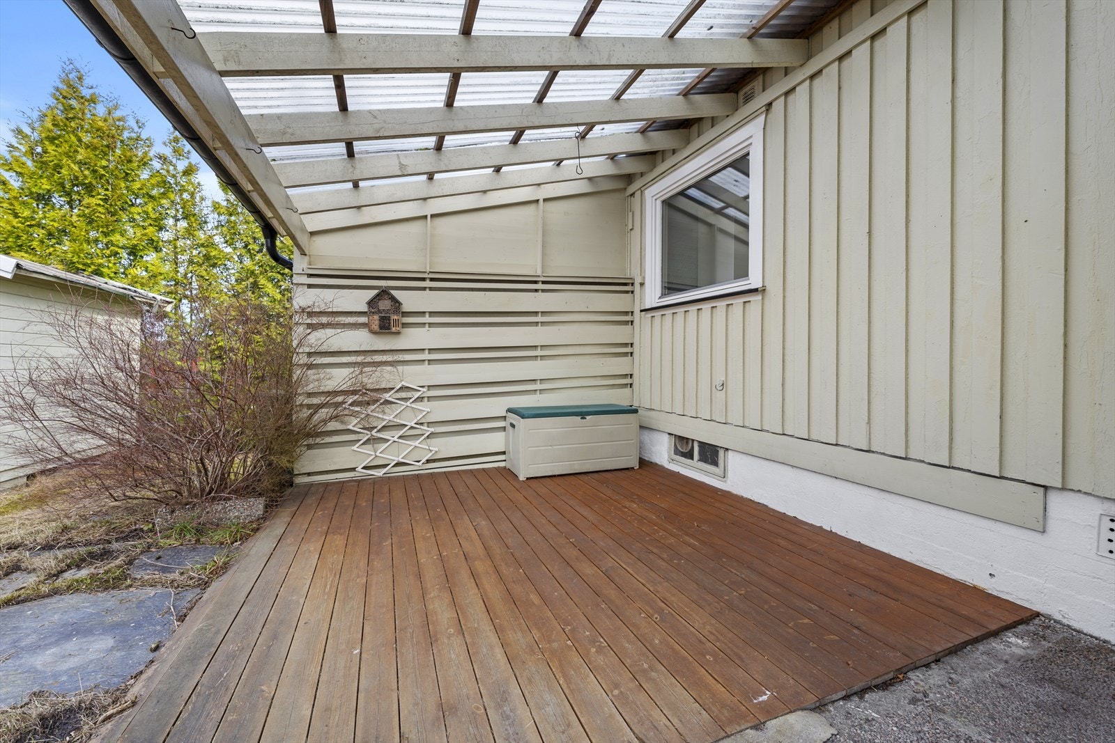 Overbygget uteplass med terrasse og ettermiddags-/kveldssol Galleribilde