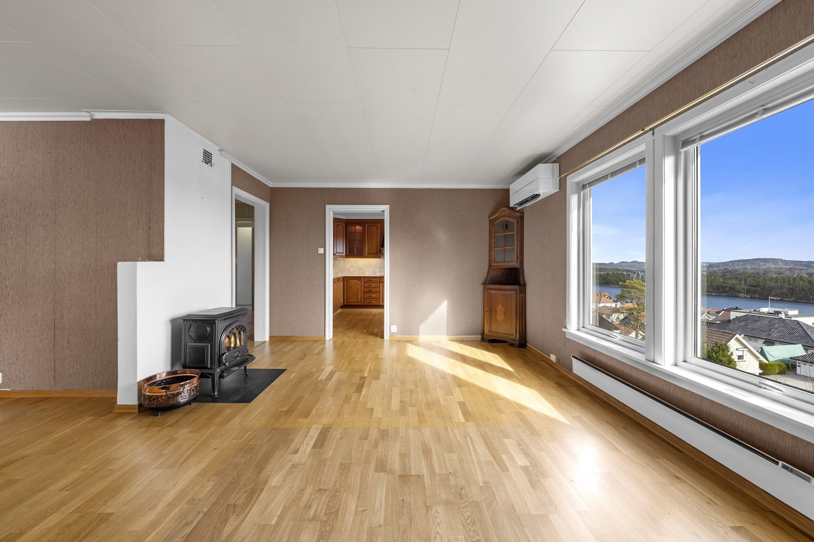 God plass til flere soner - Legg merke til de store vinduene og den fantastiske utsikten Galleribilde