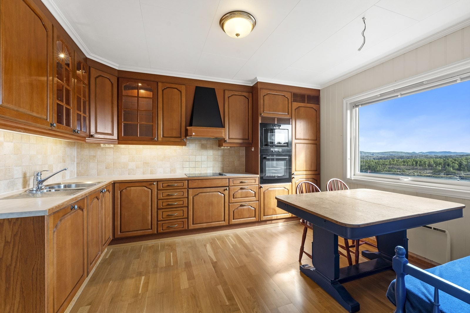 Kjøkkenet har innredning med integrerte hvitevarer som medfølger Galleribilde