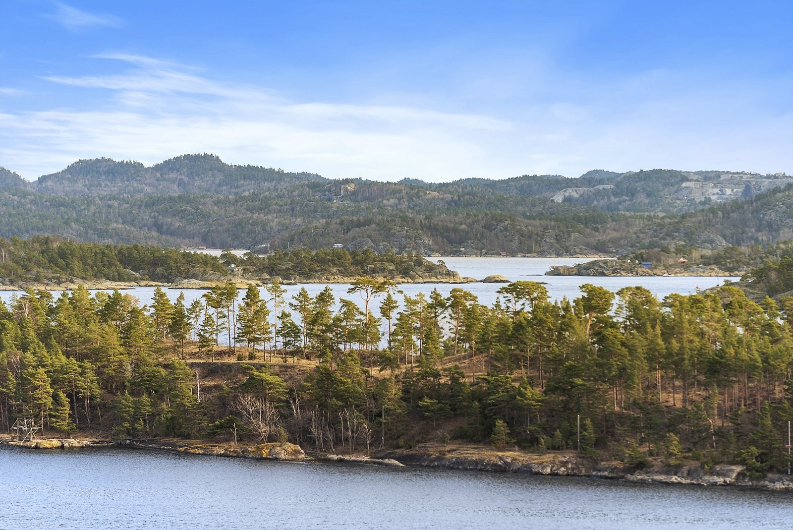 Meget solrik beliggende, med soloppgang på veranda mot øst og flere uteplasser mot vest med ettermiddagssol. Galleribilde