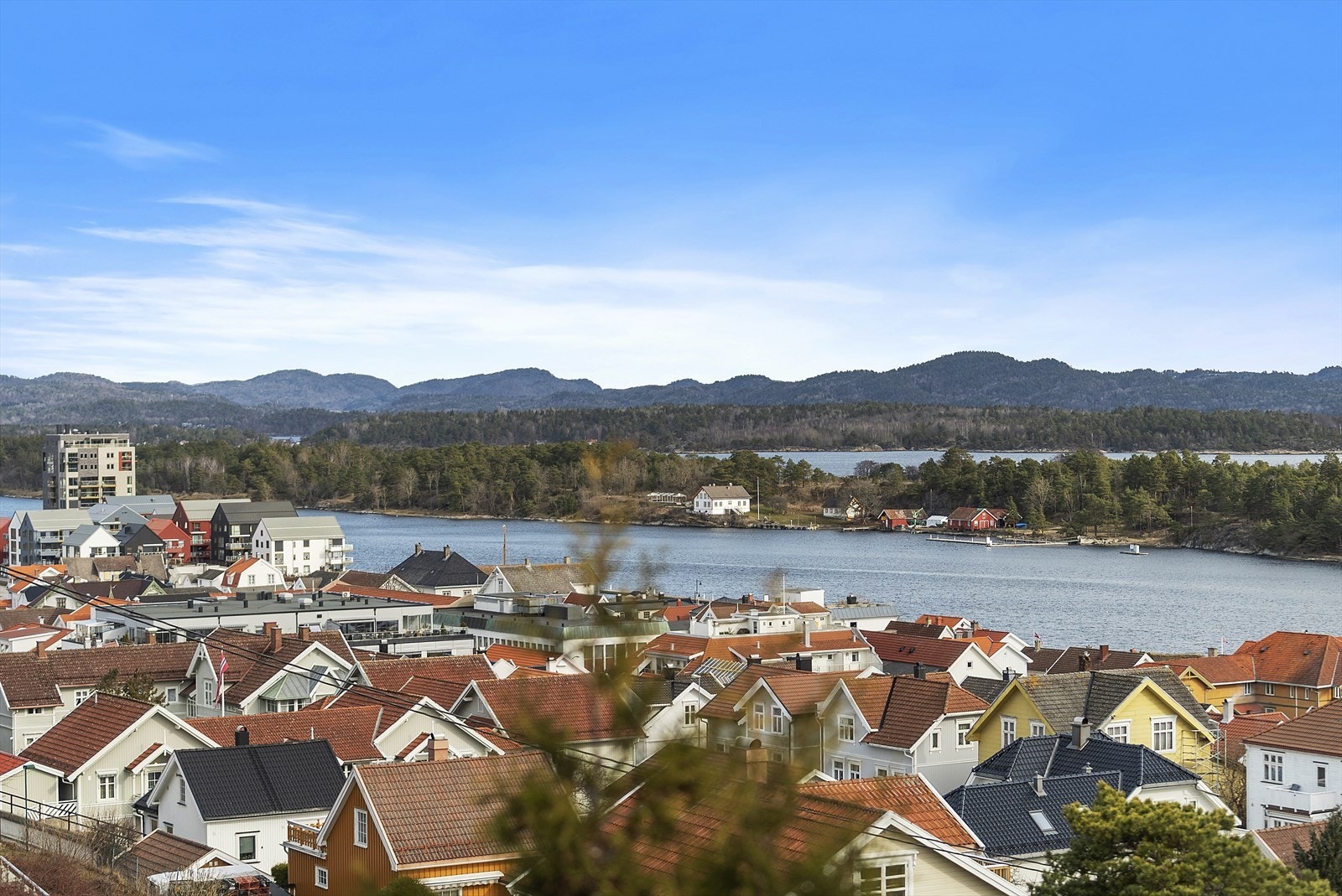 Boligen ligger høyt og fritt, med nydelig utsikt utover Langesund, sjøen mot Langøya og oppover mot Lifjell. Galleribilde