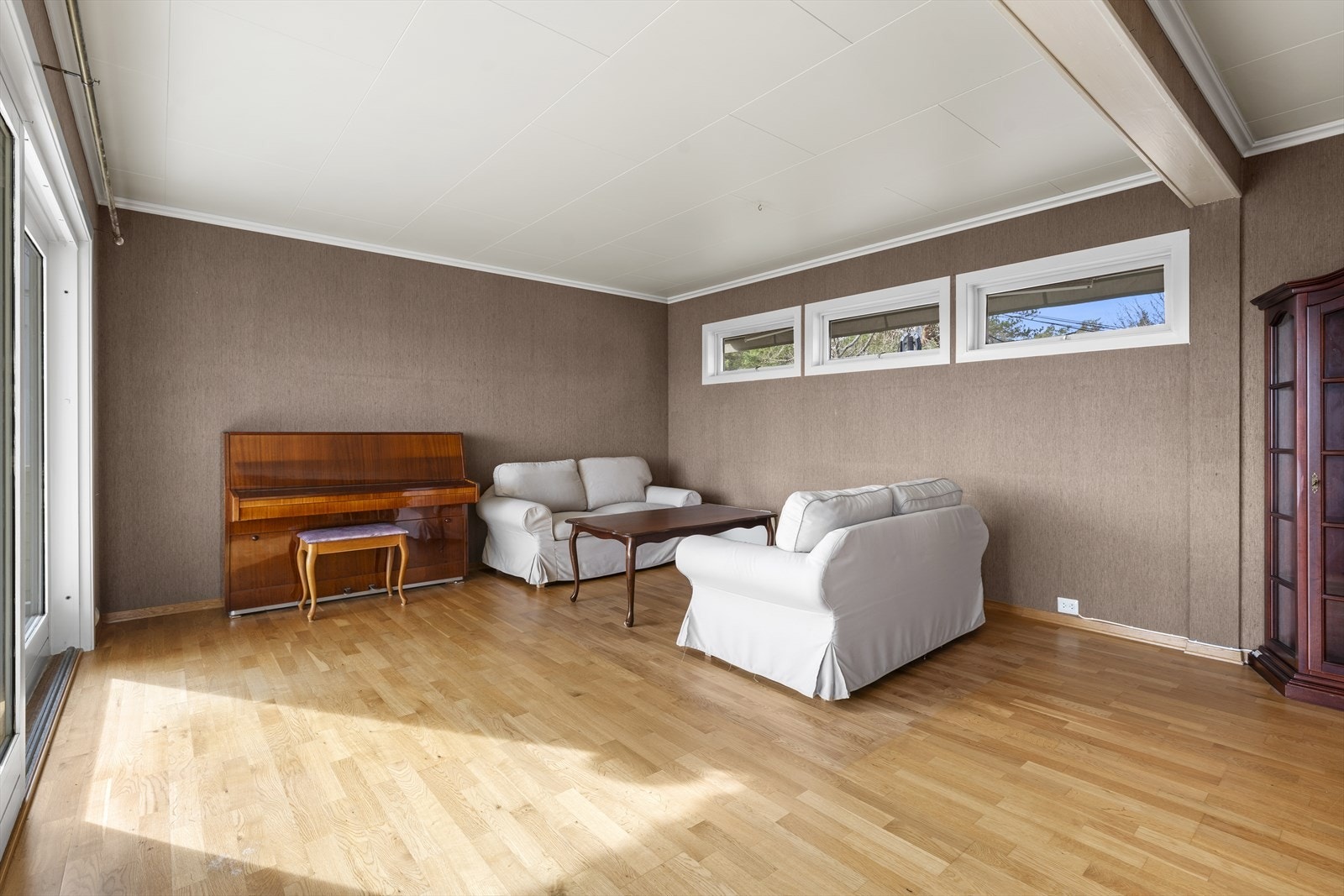 Del av stue med utg. til overbygget veranda er tilbygg fra ca. 1980 (dette tilbygget gjelder for alle tre etasjer med stue, arbeidsrom i u. etg. og soverom med balkong i 2. etg.) Galleribilde