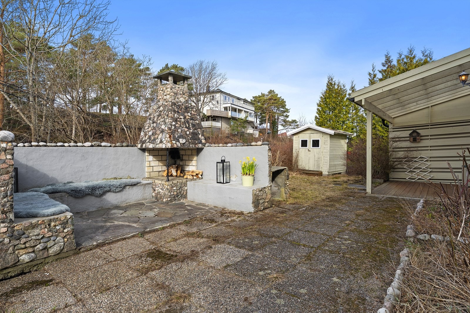 Uteplasser på begge sider av boligen med tidlig morgensol og nydelige soloppganger samt. ettermiddagssol ved inngangsparti med flere uteplasser, hvor en av disse har elektrisk terrassemarkise Galleribilde