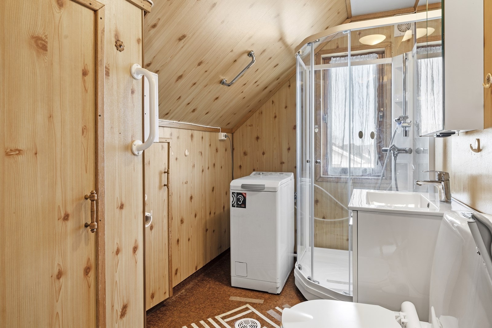 Bad i 2. etg. - Badet er av eldre dato med behov for modernisering Galleribilde