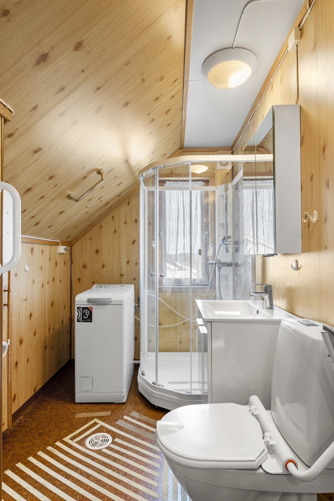 I tillegg til bad i 2. etg. er det vaskerom med dusj samt toalett i underetg. Galleribilde