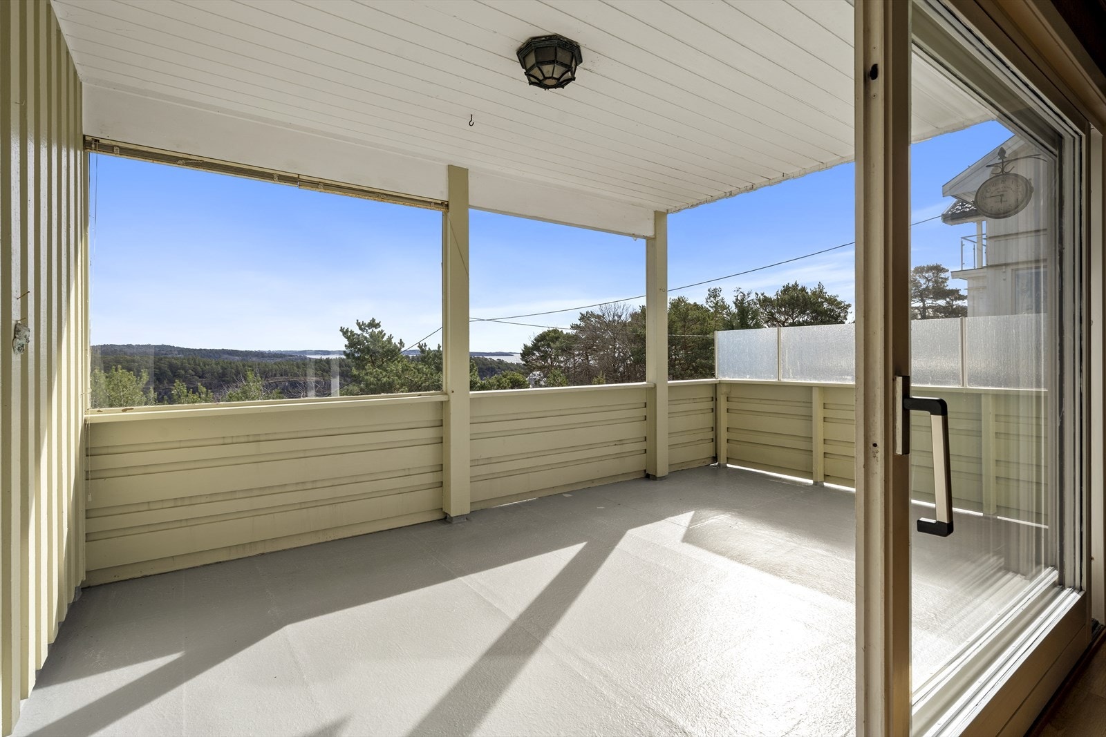Overbygget veranda med skyvedør ut fra stue. Her får du en fantastisk utsikt og morgen-/formiddagssol Galleribilde