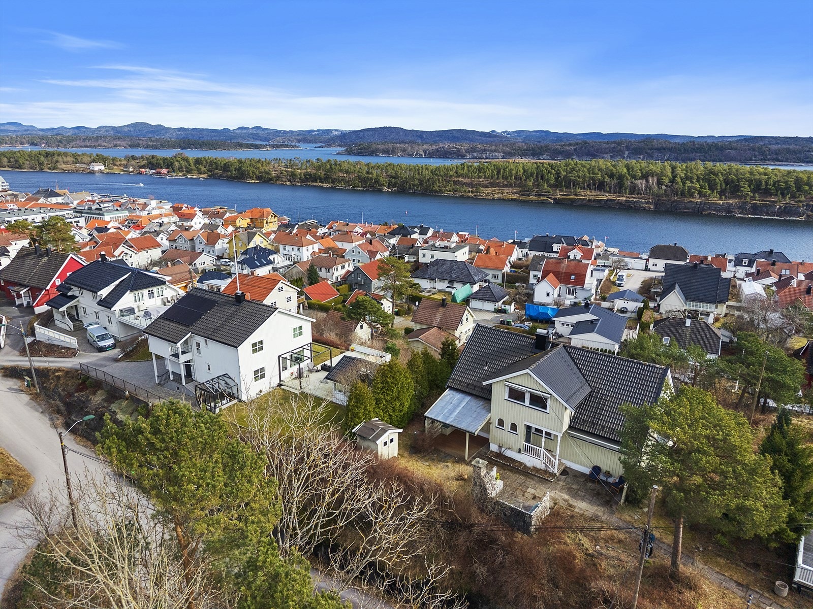 Stor familiebolig med svært attraktiv beliggenhet - Nydelig sjøutsikt - Solrik tomt - Mange muligheter over 3. etg.! Galleribilde
