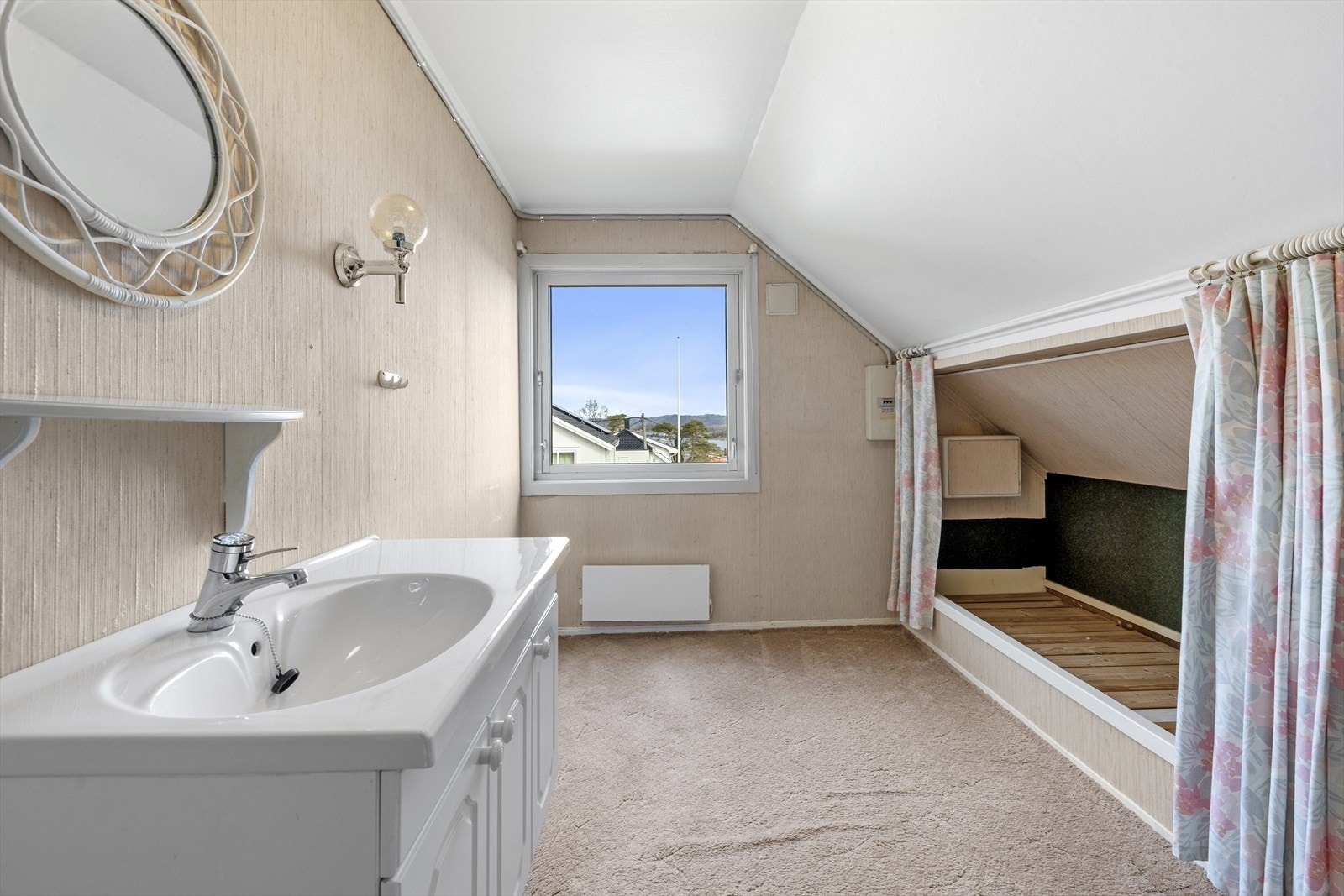 Opp i 2. etg. er det tre soverom, bad, et arbeidsrom/bod (tegnet inn som soverom), gangareal og flere kott med svært god lagringsplass i alle knevegger. Galleribilde