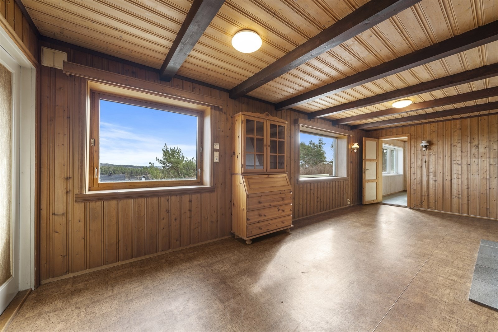 Underetasjen er et meget praktisk tilleggsareal med både egen inngang samt trapp ned fra hovedetasjen. Galleribilde