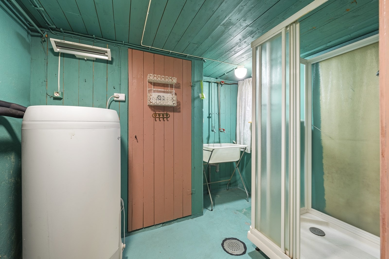 Vaskerom med dusj - lagringsrom innenfor vaskerom. Også eget toalettrom i etasjen Galleribilde