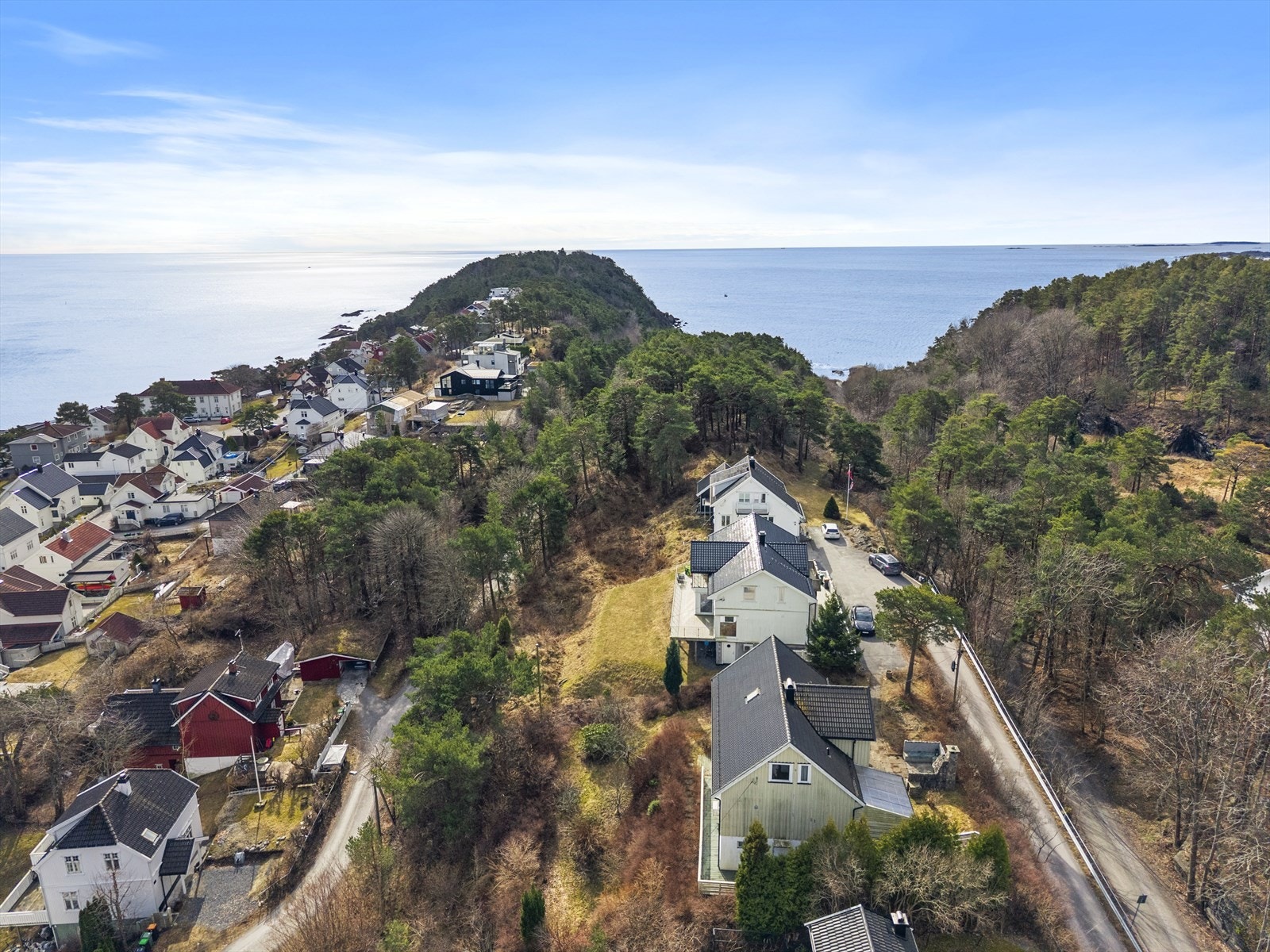 Det er kort spasertur til Steinvika med badeplasser, for øvrig gangavstand til Langesund sentrum, dagligvare, gode bussforbindelser. Galleribilde