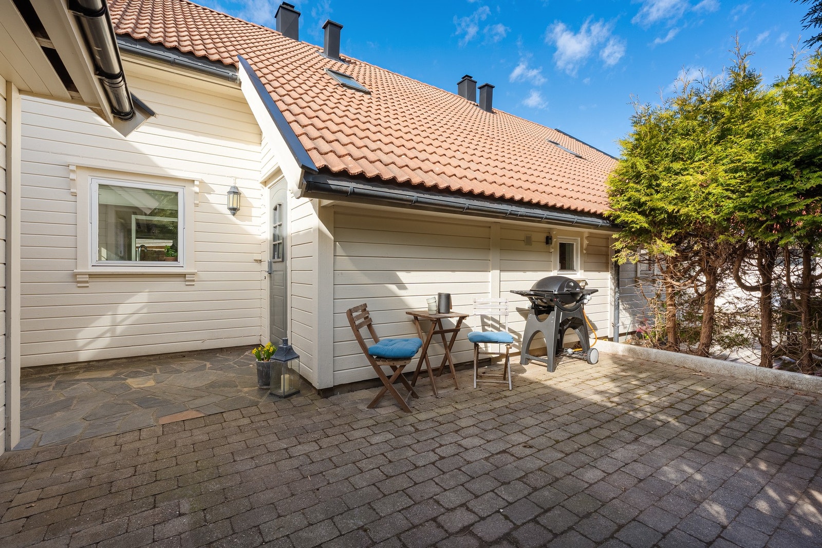 - Hyggelig og steinbelagt gårdsplass | Garasje og godt med biloppstillingsplasser på egen tomt - Galleribilde