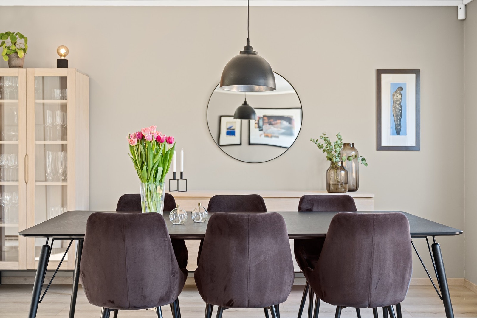 - Her kan det inviteres til flere middagsgjester - Galleribilde