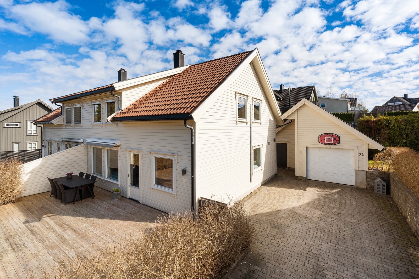 - Det er også gode lagringsmuligheter i garasjen og loftet - Galleribilde