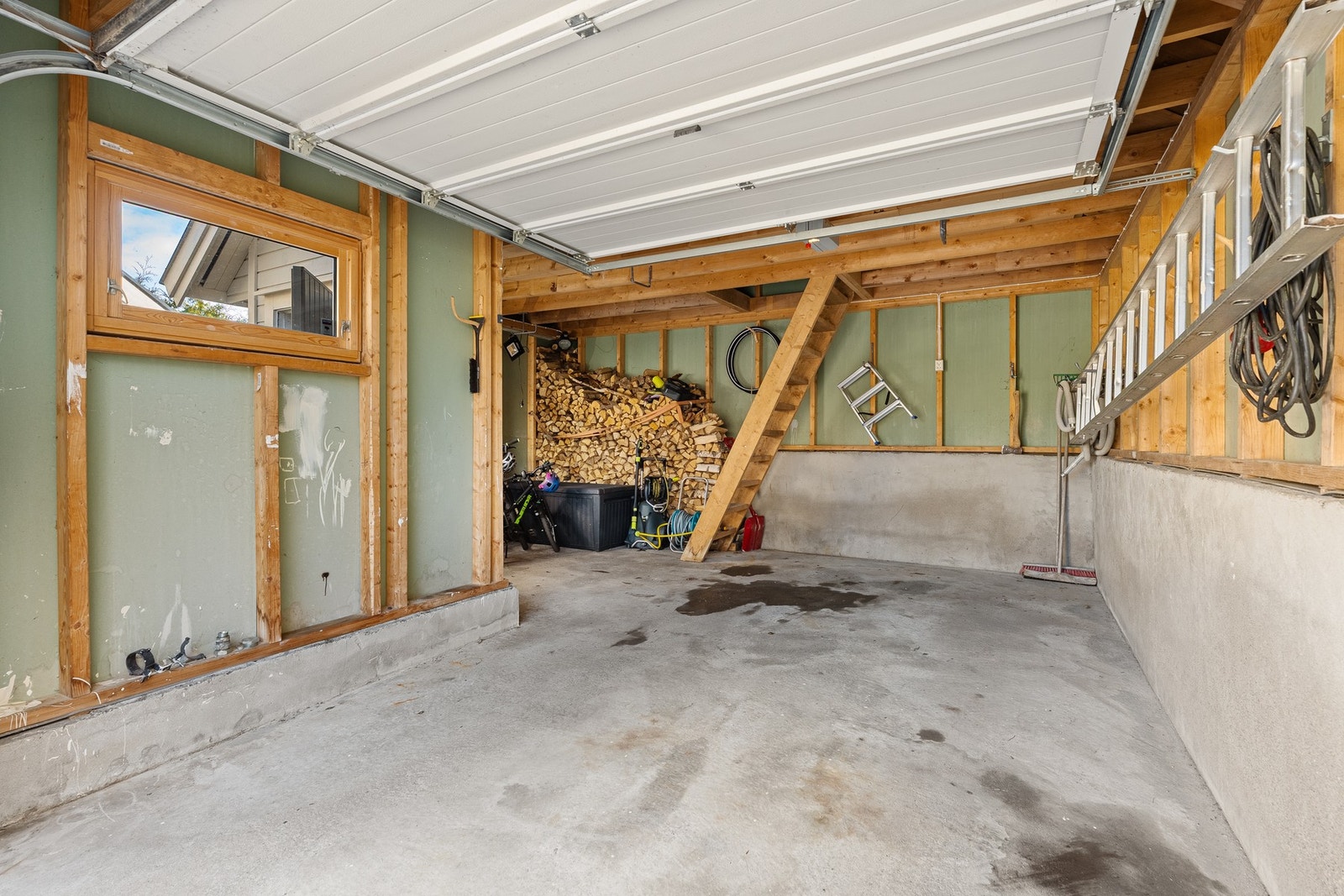 - Garasje og trapp opp til loft, hvor man har mulighet for lagring/oppbevaring - Galleribilde