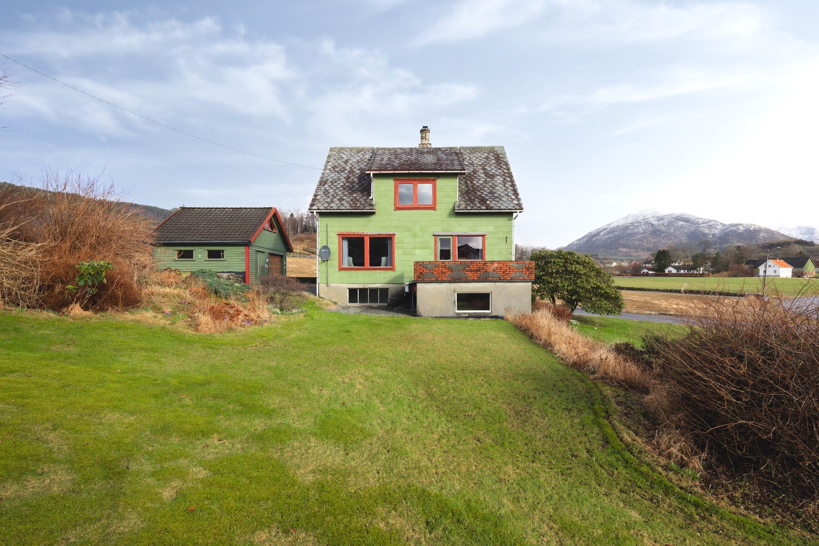 Stor og romslig tomt som er pent opparbeidet med plen, hekk og steingarde. Galleribilde