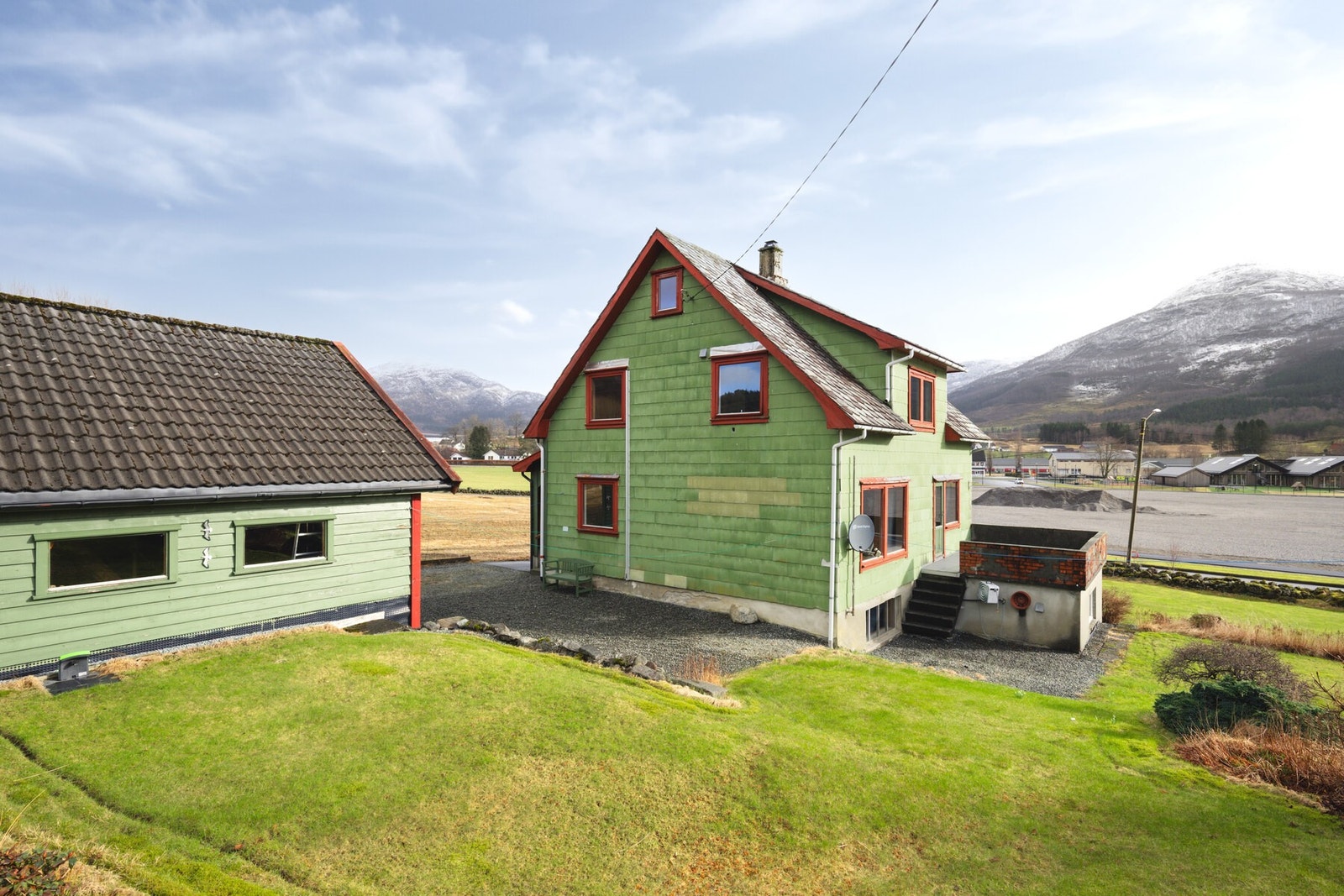 Bebyggelsen består av enebolig og garasje. Galleribilde