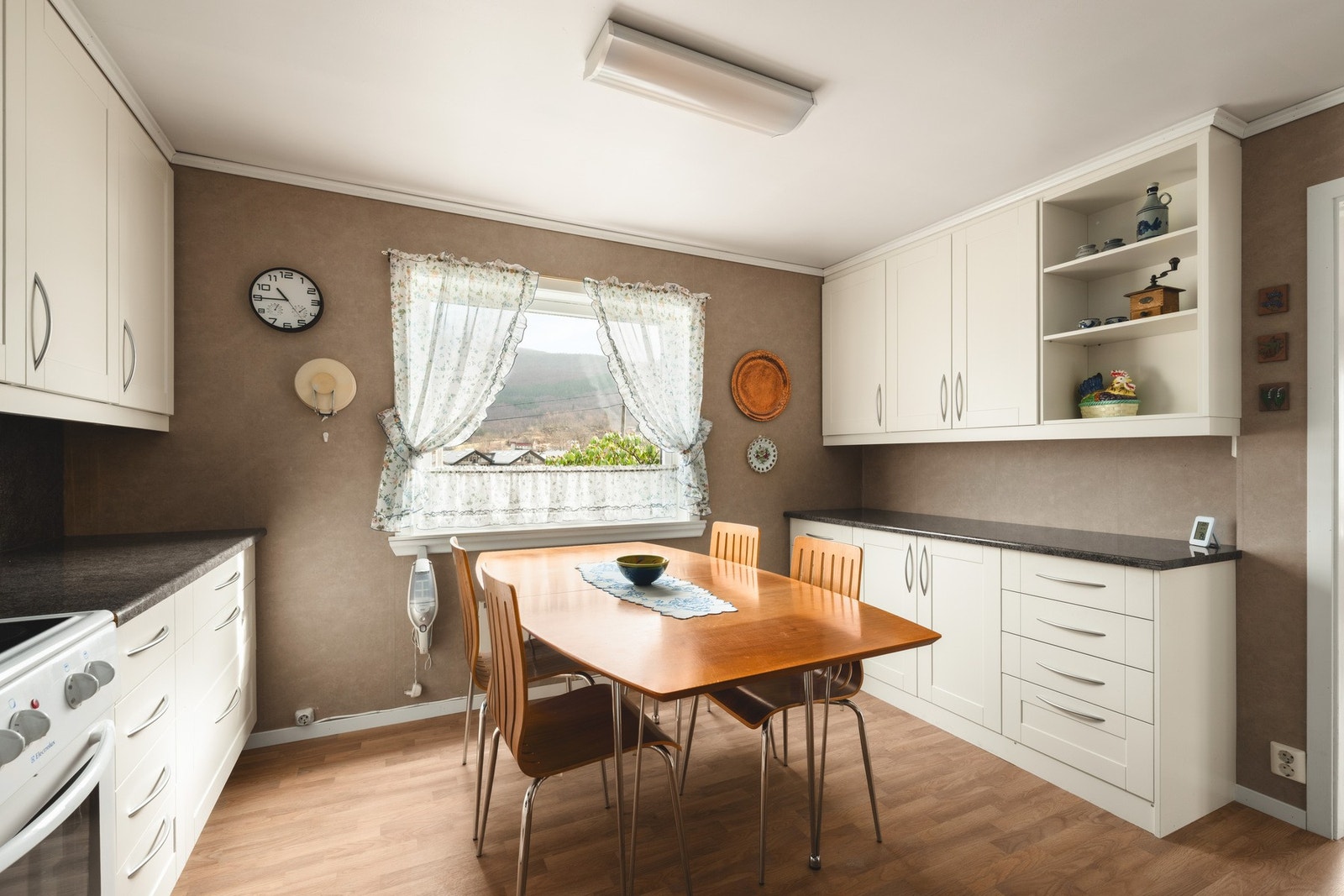 Kjøkkenet er av god størrelse, med god plass til kjøkkenbord hvor en kan samles til gode måltid. Galleribilde