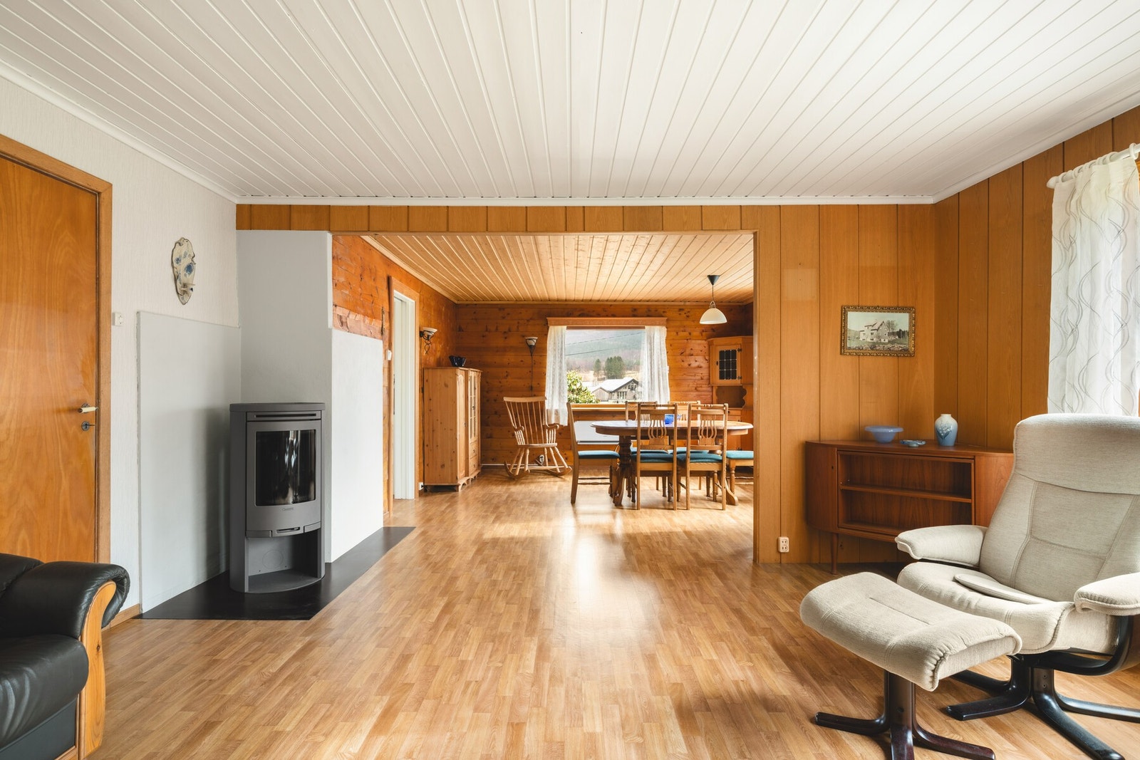 Romslig oppholdsrom med mulighet for å innrede i flere soner. Galleribilde