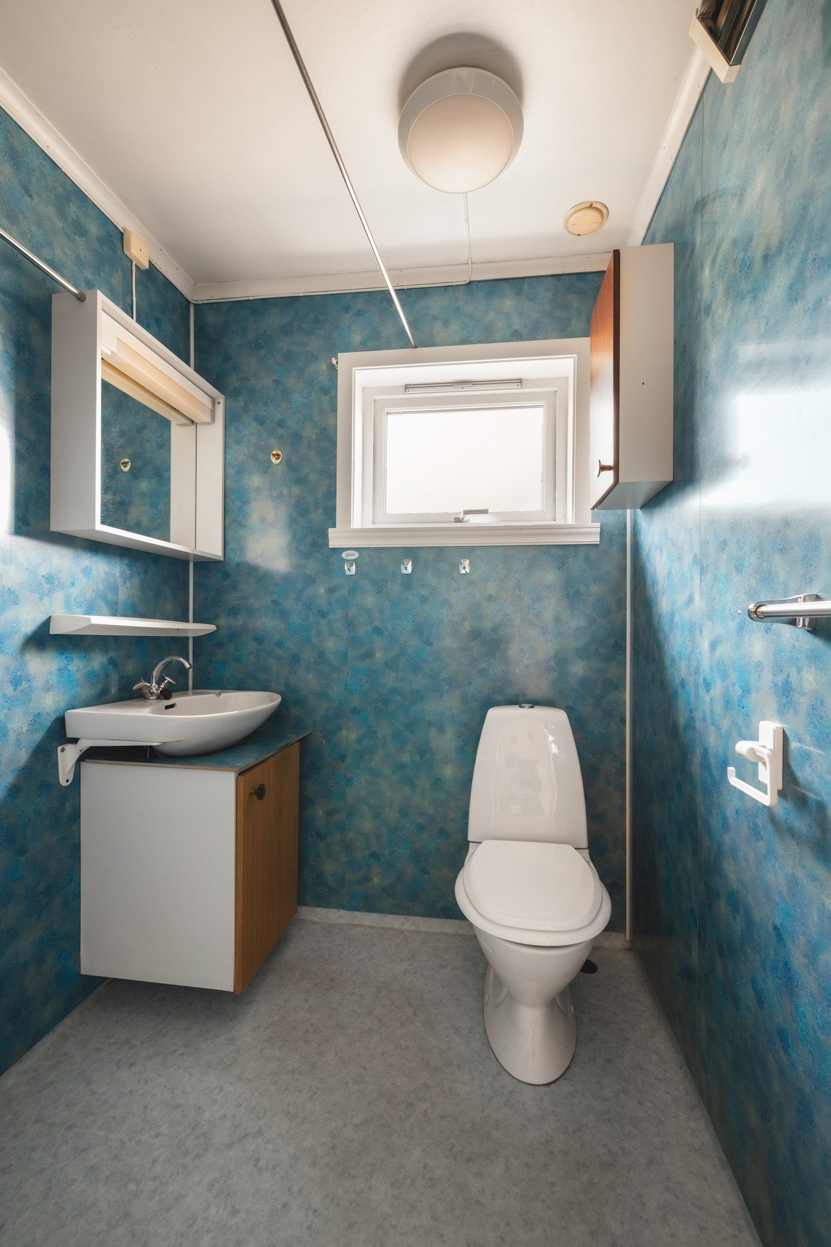 Bad i andre etasje med baderomsplater på vegg og vinybelegg på gulv. Galleribilde